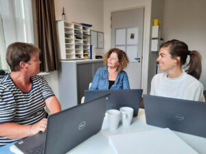 Ribanna Knuivers werkt als psycholoog bij Dagelijks Leven, met de doelgroep mensen met dementie. Op de foto is ze in gesprek met de gespecialiseerd verzorgende psychogeriatrie en de specialist ouderengeneeskunde.