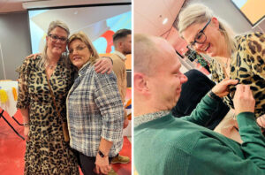 Kelly tijdens de uitreiking van haar diploma verpleegkunde. Links met de locatiemanager van Het Houwinghuis voor mensen met dementie. 