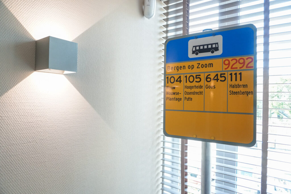 Een foto van de gezellige en knusse inrichting van Het Markiezaathuis waar mensen met dementie kleinschalig wonen, anders dan in een verzorgingshuis