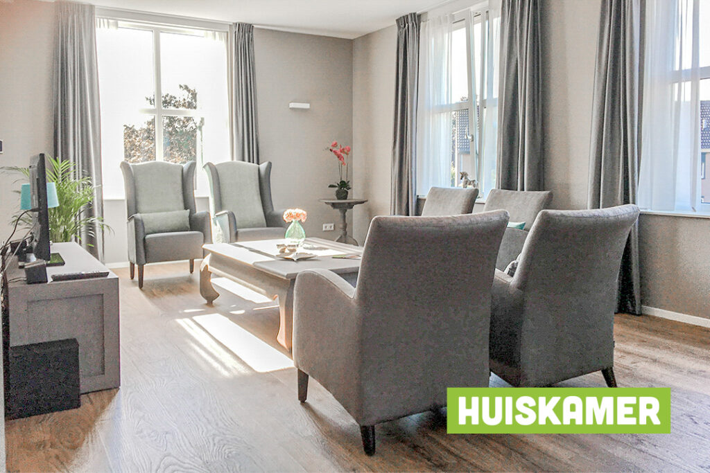 Een foto van de gezellige en knusse inrichting van Het Beemdhuis waar mensen met dementie kleinschalig wonen, anders dan in een verzorgingshuis