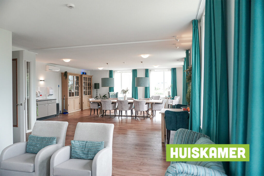 Een foto van de gezellige en knusse inrichting van Het Torenforthuis waar mensen met dementie kleinschalig wonen, anders dan in een verzorgingshuis