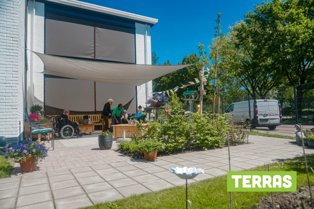 Een foto van de tuin van Het Venenhuis van Dagelijks Leven waar mensen met dementie kleinschalig en betaalbaar wonen in een particuliere zorginstelling