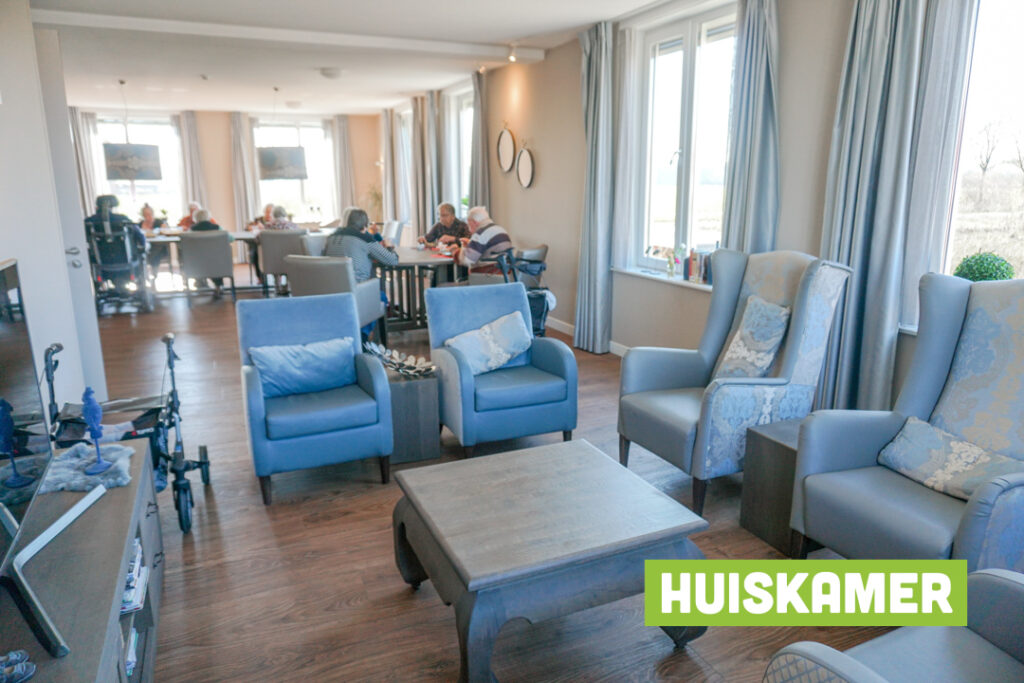Een foto van de gezellige en knusse inrichting van Het Biesemhuis waar mensen met dementie kleinschalig wonen, anders dan in een verzorgingshuis