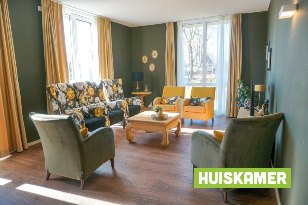 Een foto van de gezellige en knusse inrichting van Het Vijverberghuis waar mensen met dementie kleinschalig wonen, anders dan in een verzorgingshuis