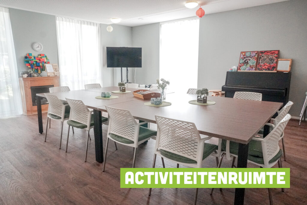 Een foto van de gezellige en knusse inrichting van Het Stoofhuis waar mensen met dementie kleinschalig wonen, anders dan in een verzorgingshuis