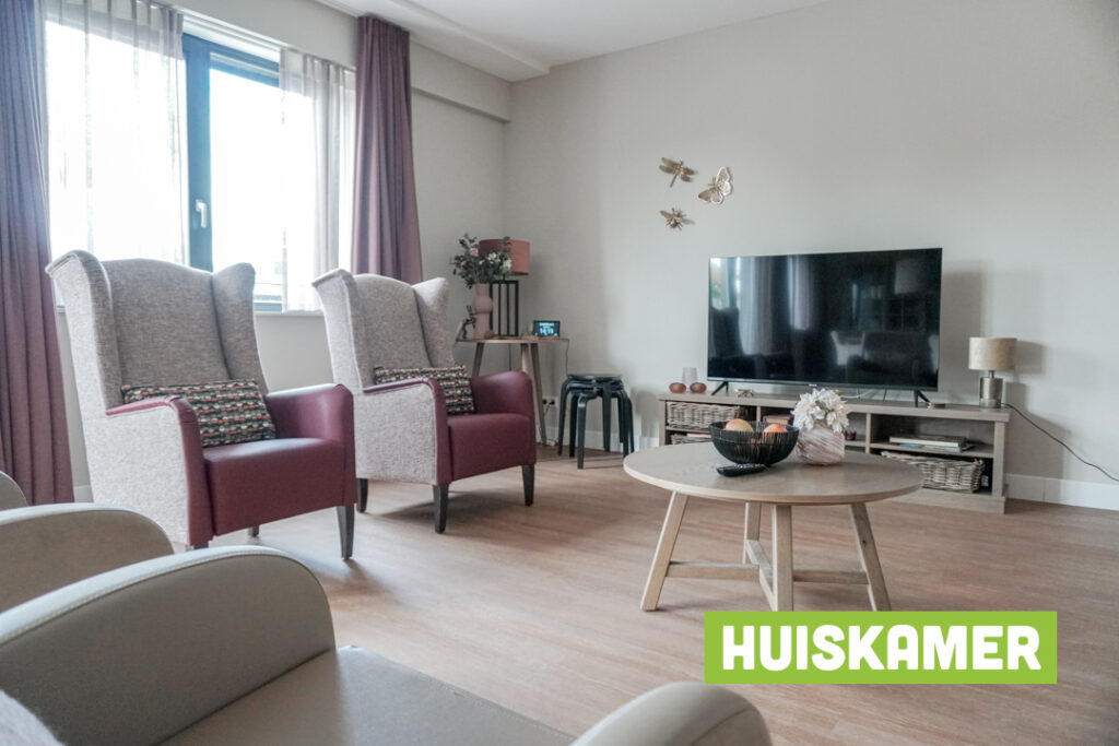 Een foto van de gezellige en knusse inrichting van Het Huygenwaerthuis waar mensen met dementie kleinschalig wonen, anders dan in een verzorgingshuis