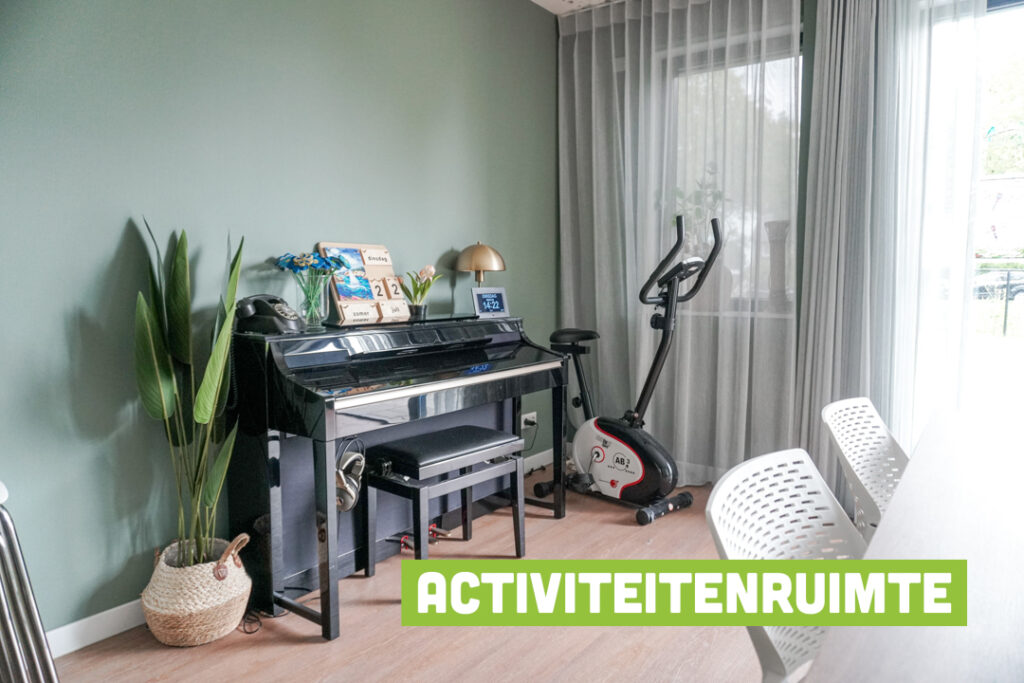 Een foto van de gezellige en knusse inrichting van Het Huygenwaerthuis waar mensen met dementie kleinschalig wonen, anders dan in een verzorgingshuis