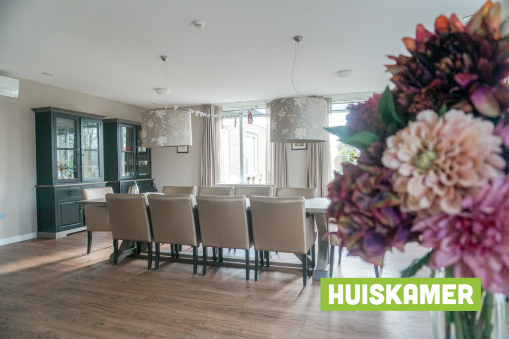 Een foto van de gezellige en knusse inrichting van Het Icarushuis waar mensen met dementie kleinschalig wonen, anders dan in een verzorgingshuis