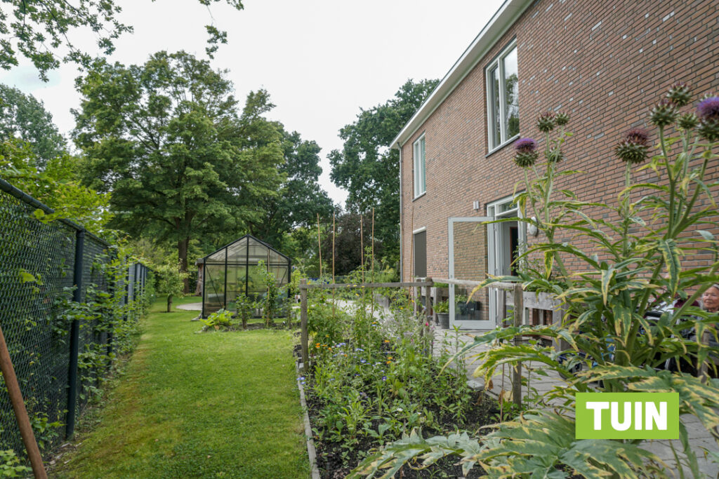 Een foto van de tuin van Het Icarushuis van Dagelijks Leven waar mensen met dementie kleinschalig en betaalbaar wonen in een particuliere zorginstelling