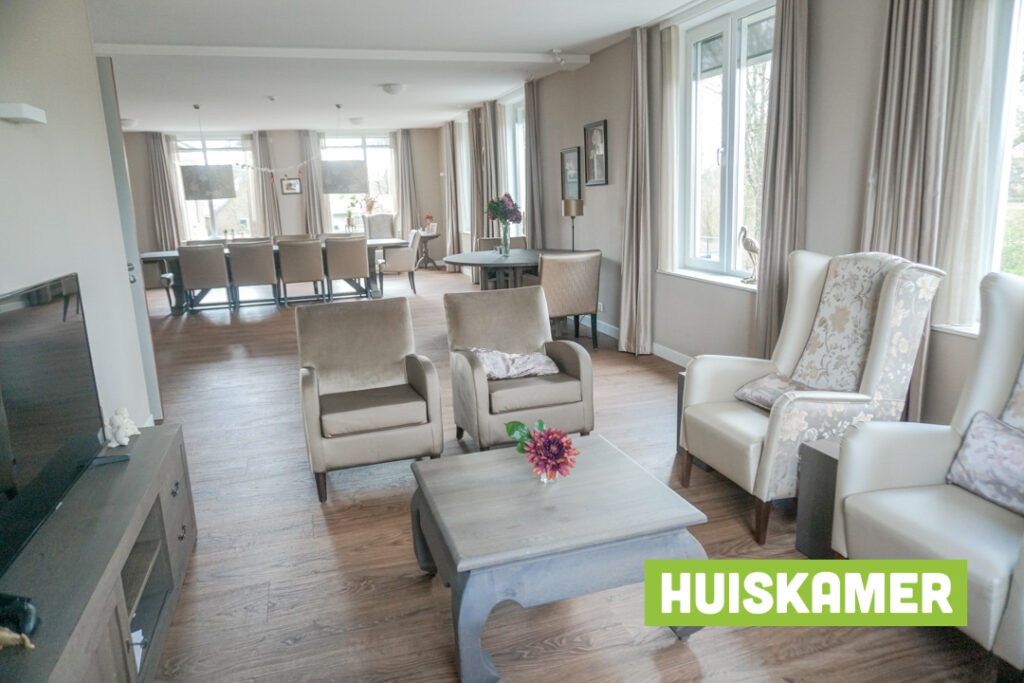 Een foto van de gezellige en knusse inrichting van Het Icarushuis waar mensen met dementie kleinschalig wonen, anders dan in een verzorgingshuis