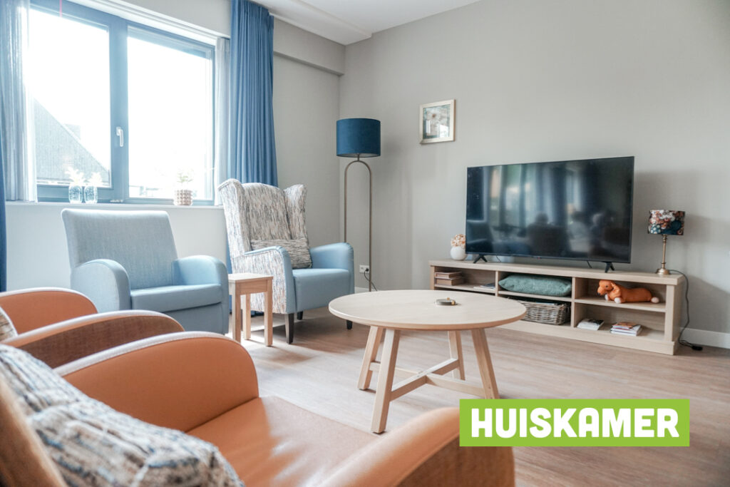 Een foto van de gezellige en knusse inrichting van Het Middelwechhuis waar mensen met dementie kleinschalig wonen, anders dan in een verzorgingshuis