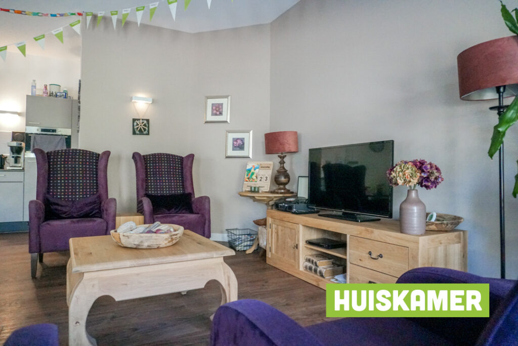 Een foto van de gezellige en knusse inrichting van Het Korenhuis waar mensen met dementie kleinschalig wonen, anders dan in een verzorgingshuis