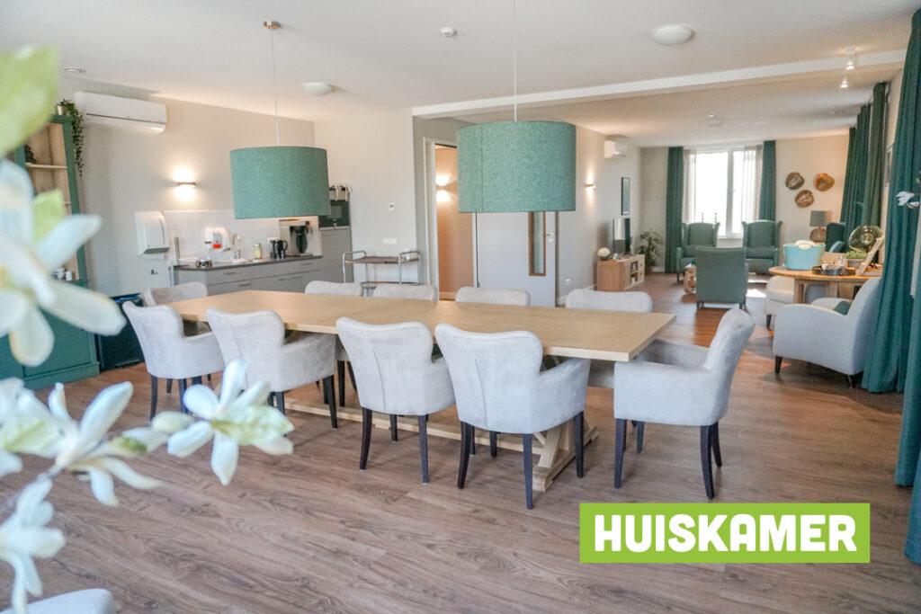 Een foto van de gezellige en knusse inrichting van Het Korhoenhuis waar mensen met dementie kleinschalig wonen, anders dan in een verzorgingshuis