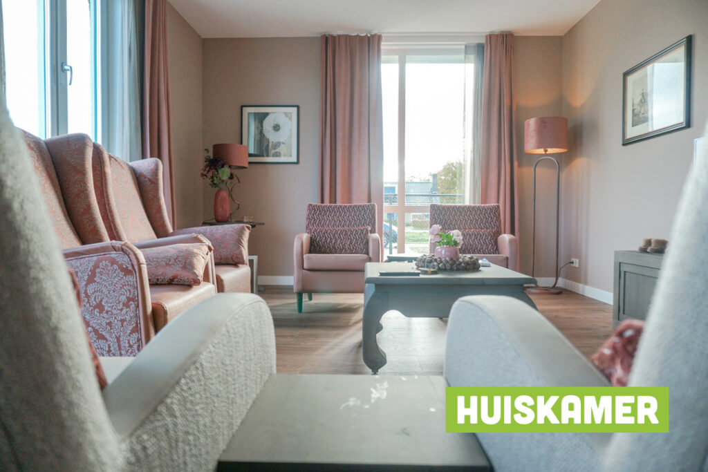 Een foto van de gezellige en knusse inrichting van Het Blaauwhofhuis waar mensen met dementie kleinschalig wonen, anders dan in een verzorgingshuis