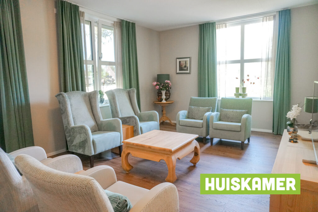 Een foto van de gezellige en knusse inrichting van Het Mijnwerkershuis waar mensen met dementie kleinschalig wonen, anders dan in een verzorgingshuis