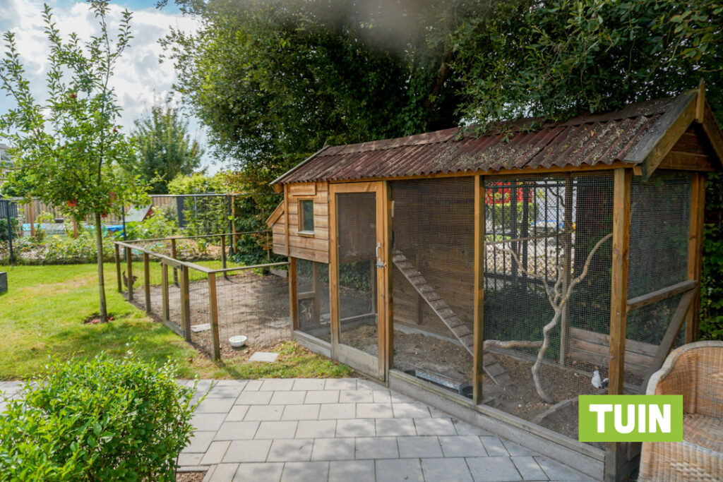 Een foto van de tuin van Het Toorenhuis van Dagelijks Leven waar mensen met dementie kleinschalig en betaalbaar wonen in een particuliere zorginstelling