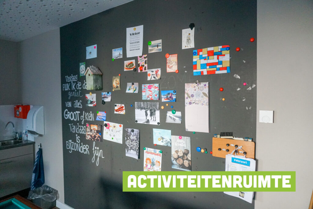 Een foto van de gezellige en knusse inrichting van Het Verkeerstorenhuis waar mensen met dementie kleinschalig wonen, anders dan in een verzorgingshuis