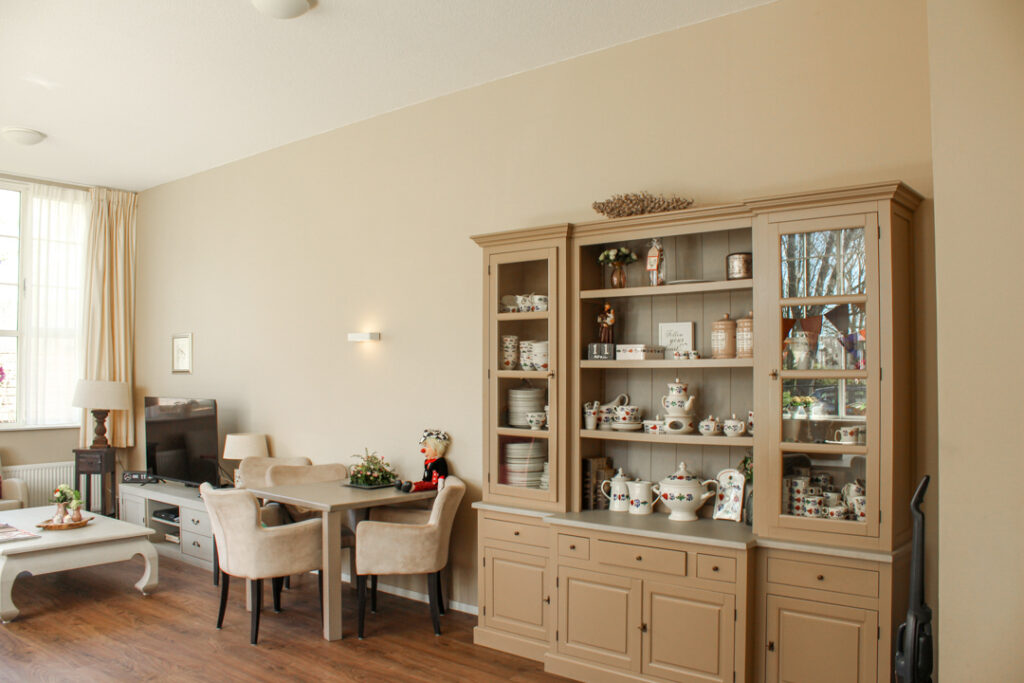 Een foto van de gezellige en knusse inrichting van Het Hofstedehuis waar mensen met dementie kleinschalig wonen, anders dan in een verzorgingshuis