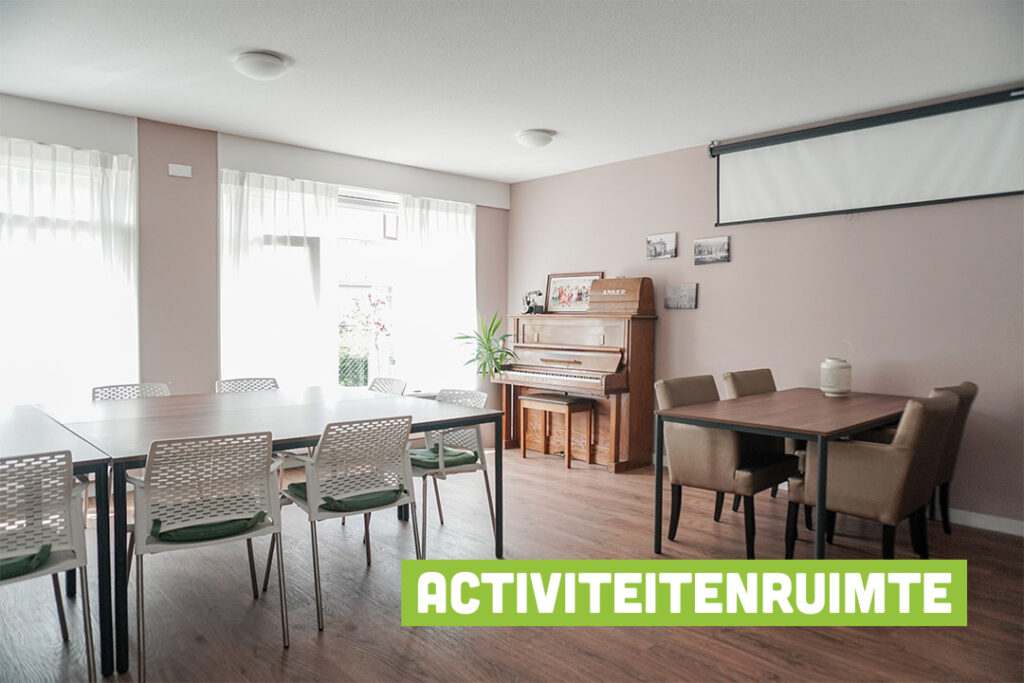 Een foto van de gezellige en knusse inrichting van Het Jasmijnhuis waar mensen met dementie kleinschalig wonen, anders dan in een verzorgingshuis