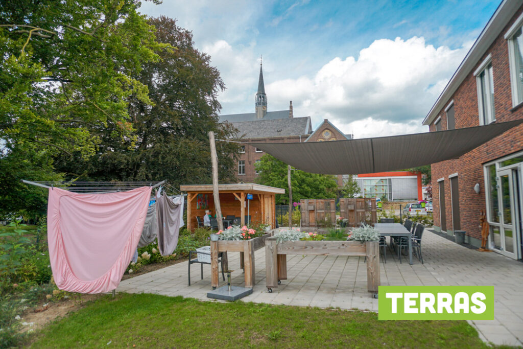 Een foto van de tuin van Het Ruremundehuis van Dagelijks Leven waar mensen met dementie kleinschalig en betaalbaar wonen in een particuliere zorginstelling
