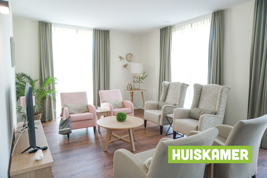 Een foto van de gezellige en knusse inrichting van Het Siterhuis waar mensen met dementie kleinschalig wonen, anders dan in een verzorgingshuis