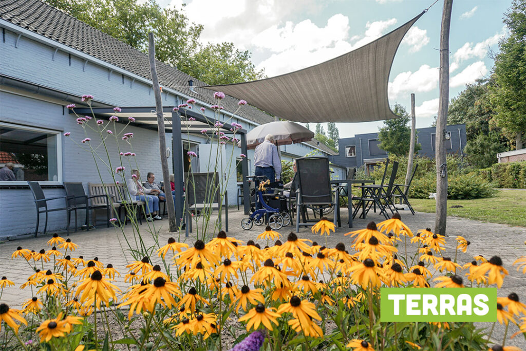 Een foto van de tuin van Het Vredehofhuis van Dagelijks Leven waar mensen met dementie kleinschalig en betaalbaar wonen in een particuliere zorginstelling