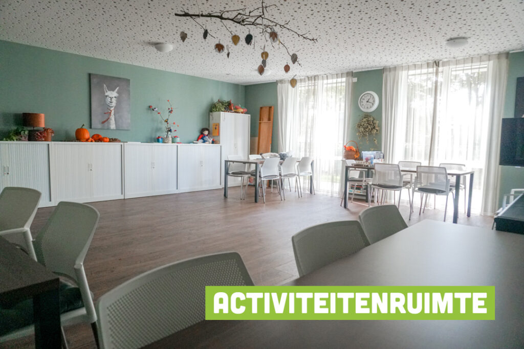 Een foto van de gezellige en knusse inrichting van Het Hoevehuis waar mensen met dementie kleinschalig wonen, anders dan in een verzorgingshuis