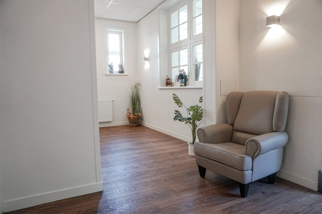Een foto van de gezellige en knusse inrichting van Het Van Coothhuis waar mensen met dementie kleinschalig wonen, anders dan in een verzorgingshuis
