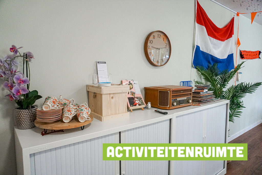 Mooie servies set en een oude platenspeler in de activiteitenruimte van Het Meidoornhuis