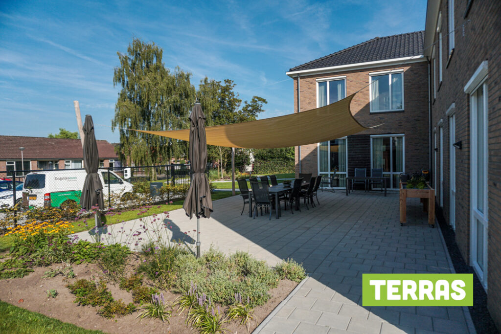 Terras in de tuin van Het Berkelhuis in Eibergen